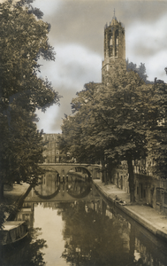 404757 Gezicht op de Oudegracht te Utrecht, uit het zuiden, met in het midden de Gaardbrug.